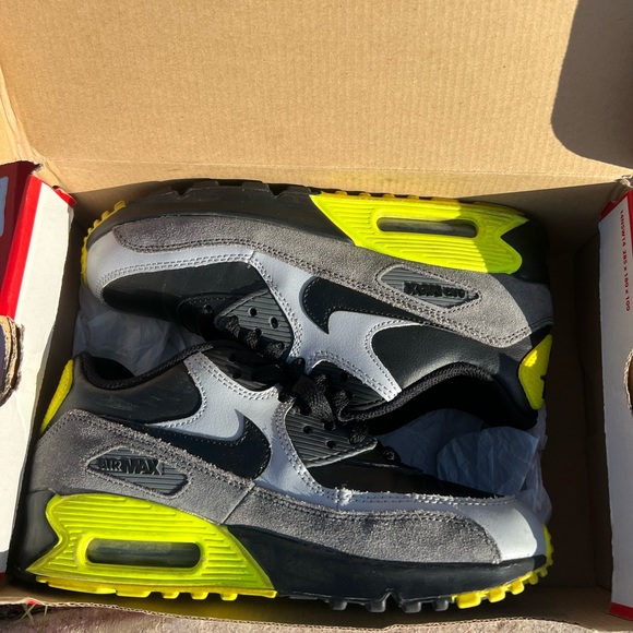 Air Max 90 Essential ‘Volt’Signature Footwear - Picture 5 of 6